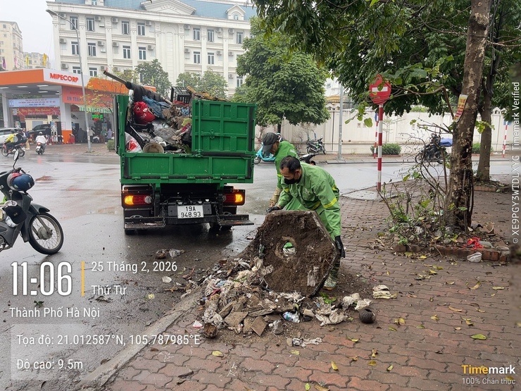 Phường Yên Hòa ra quân xử lý trật tự đô thị, vệ sinh môi trường, khắc phục các điểm nghẽn dân sinh trên địa bàn- Ảnh 3.