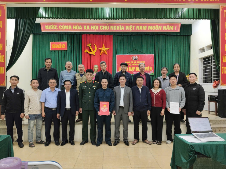 CHI BỘ THÔN QUẾ SƠN TỔ CHỨC LỄ KẾT NẠP ĐẢNG VIÊN CHO QUẦN CHÚNG TRƯỚC KHI LÊN ĐƯỜNG NHẬP NGŨ- Ảnh 1.