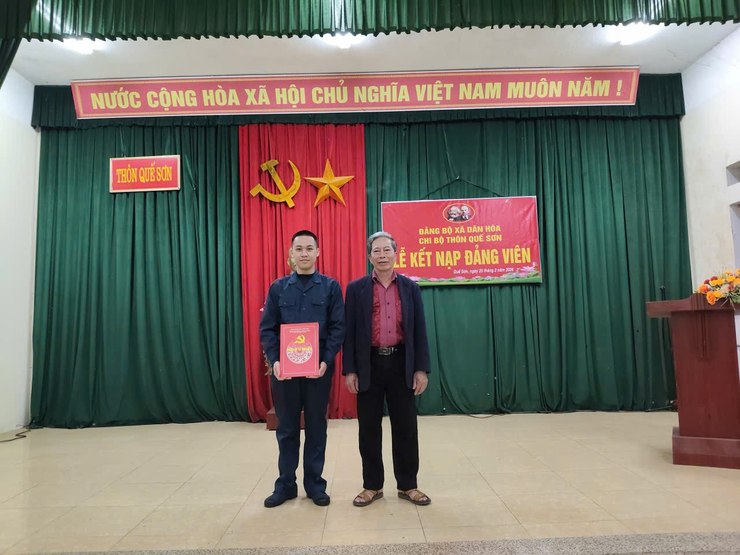 CHI BỘ THÔN QUẾ SƠN TỔ CHỨC LỄ KẾT NẠP ĐẢNG VIÊN CHO QUẦN CHÚNG TRƯỚC KHI LÊN ĐƯỜNG NHẬP NGŨ- Ảnh 2.