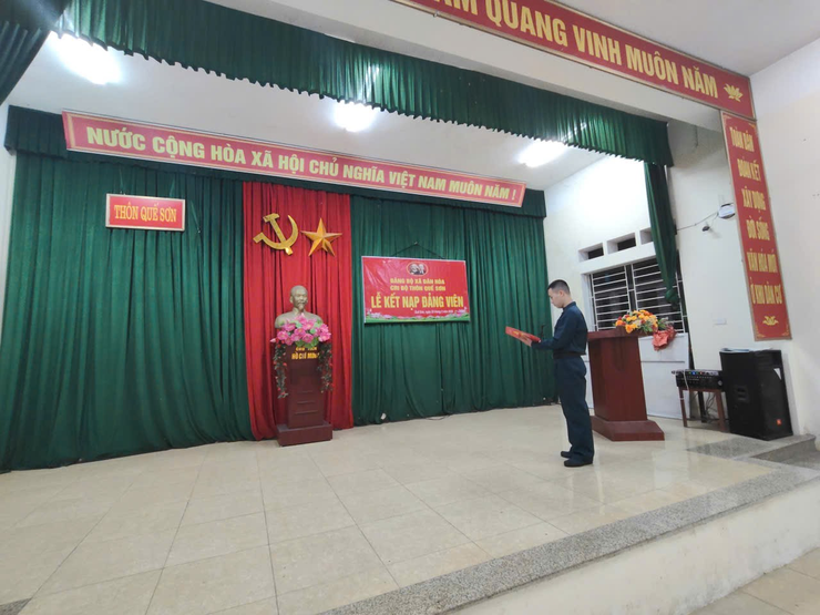 CHI BỘ THÔN QUẾ SƠN TỔ CHỨC LỄ KẾT NẠP ĐẢNG VIÊN CHO QUẦN CHÚNG TRƯỚC KHI LÊN ĐƯỜNG NHẬP NGŨ- Ảnh 3.
