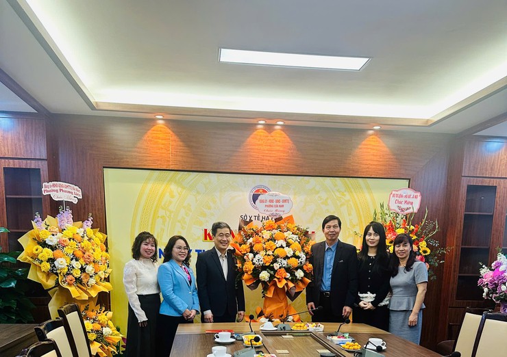 BÀI VIẾT THĂM VÀ TẶNG HOA CHÚC MỪNG CÁC ĐƠN VỊ Y TẾ- Ảnh 5.