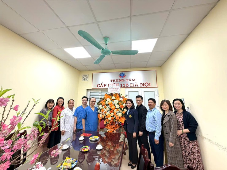 BÀI VIẾT THĂM VÀ TẶNG HOA CHÚC MỪNG CÁC ĐƠN VỊ Y TẾ- Ảnh 1.