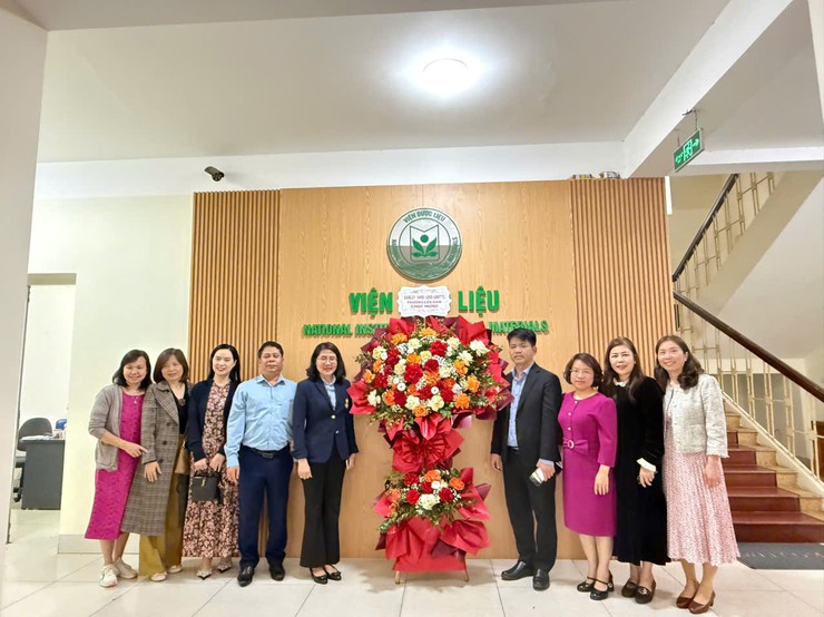 BÀI VIẾT THĂM VÀ TẶNG HOA CHÚC MỪNG CÁC ĐƠN VỊ Y TẾ- Ảnh 2.