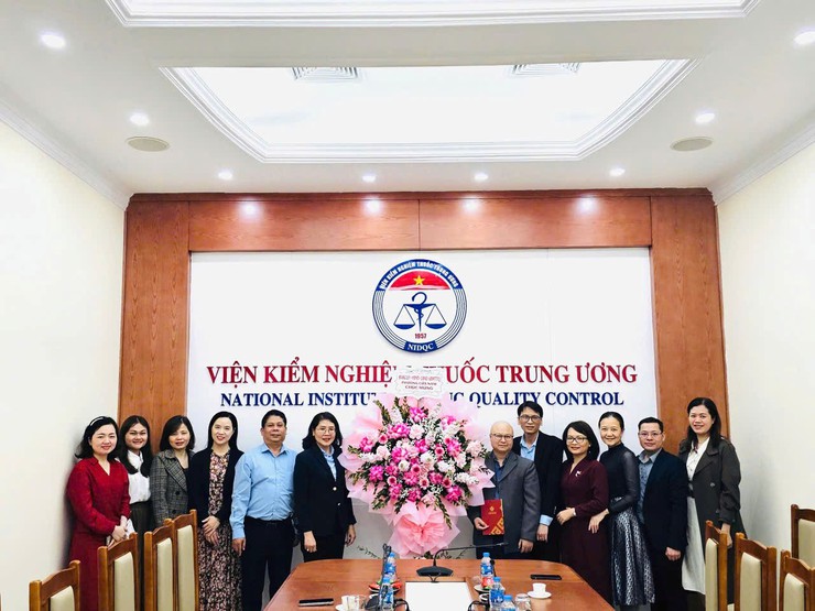 BÀI VIẾT THĂM VÀ TẶNG HOA CHÚC MỪNG CÁC ĐƠN VỊ Y TẾ- Ảnh 3.