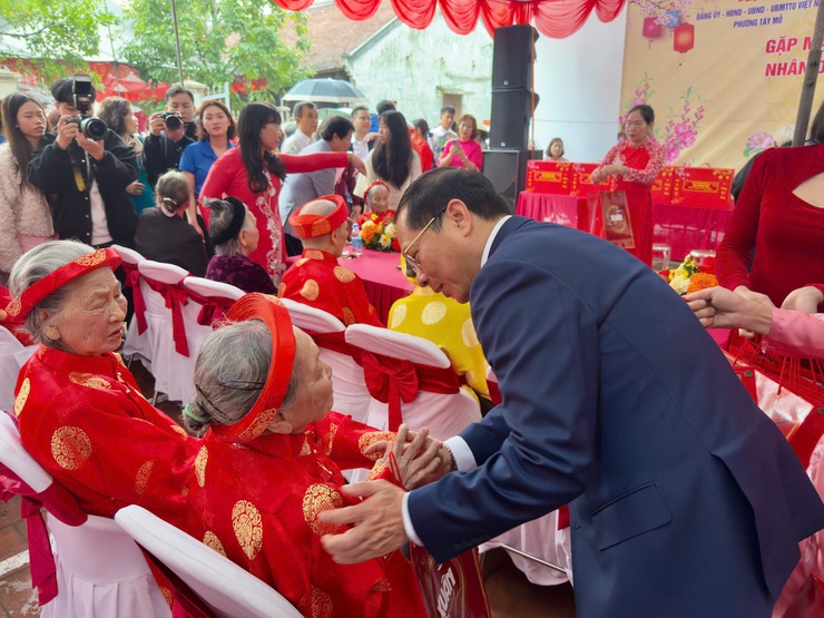 Phường Tây Mỗ chúc Tết chúc thọ 138 cụ cao niên từ 90 tuổi trở lên- Ảnh 5.