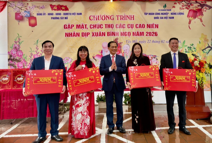 Phường Tây Mỗ chúc Tết chúc thọ 138 cụ cao niên từ 90 tuổi trở lên- Ảnh 1.