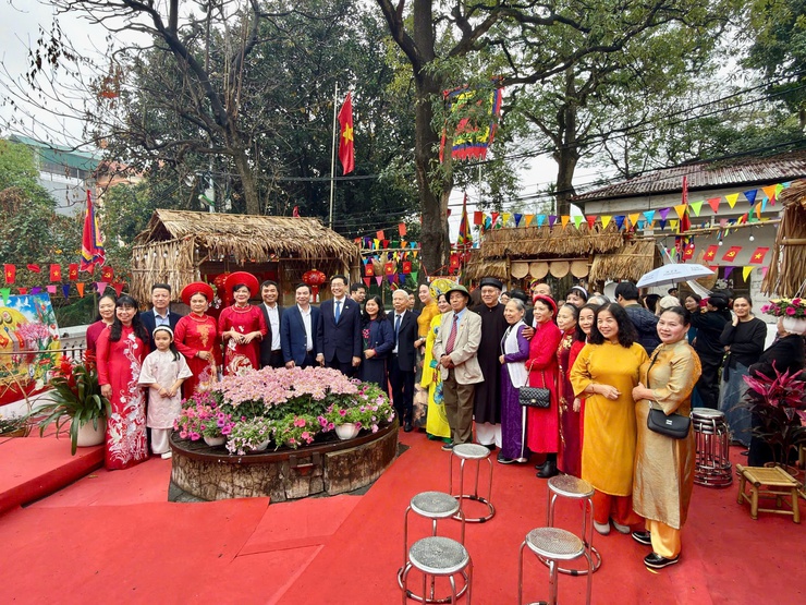 Phường Tây Mỗ chúc Tết chúc thọ 138 cụ cao niên từ 90 tuổi trở lên- Ảnh 2.