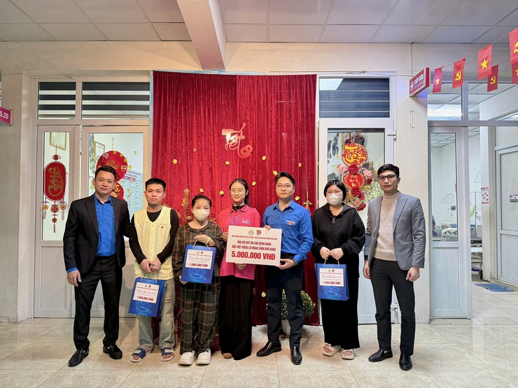 TUỔI TRẺ PHƯỜNG ĐÔNG NGẠC VỚI PHONG TRÀO “TẾT CHO EM - TẾT ẤM TÌNH NGƯỜI ” XUÂN BÍNH NGỌ NĂM 2026- Ảnh 1.