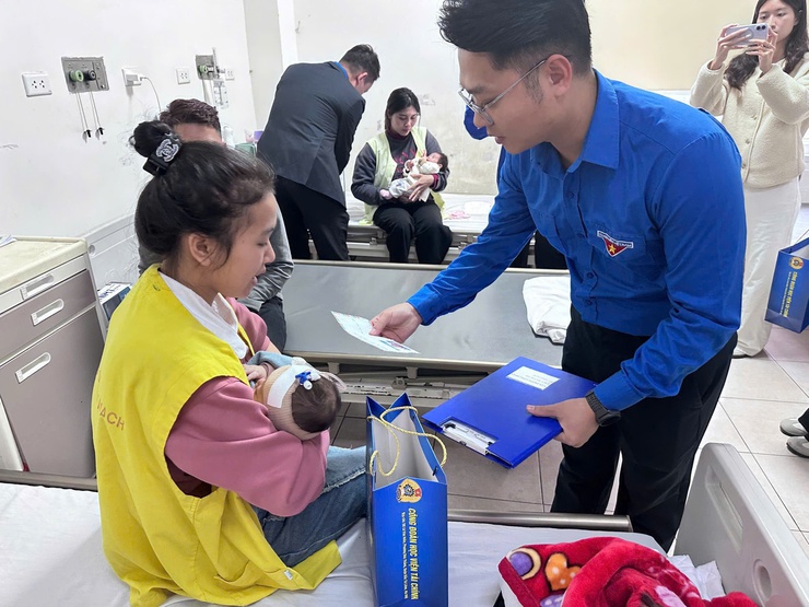 TUỔI TRẺ PHƯỜNG ĐÔNG NGẠC VỚI PHONG TRÀO “TẾT CHO EM - TẾT ẤM TÌNH NGƯỜI ” XUÂN BÍNH NGỌ NĂM 2026- Ảnh 8.