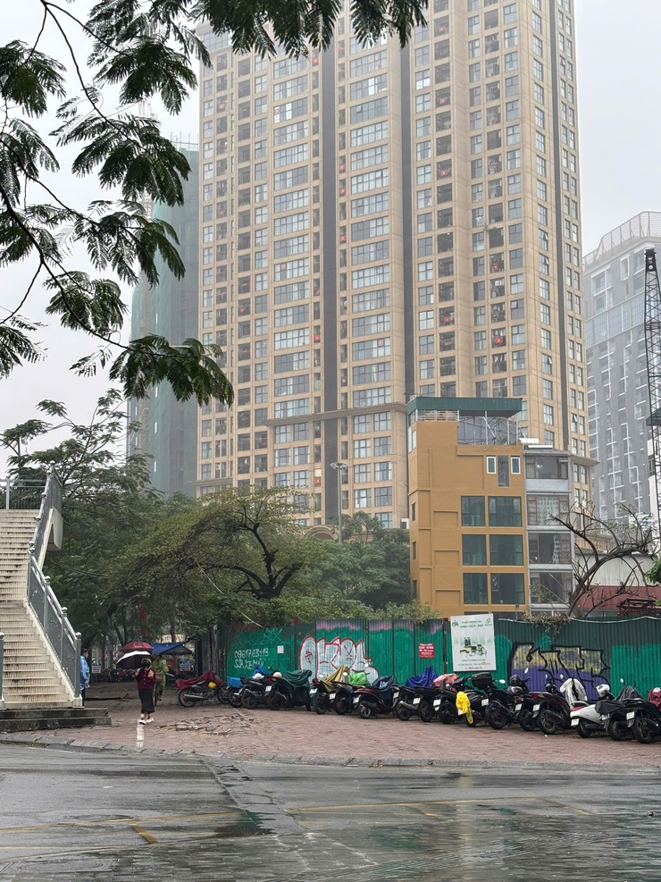 Ngày 25/2, Hà Nội có mưa, mưa rào, chiều tối và đêm có lúc mưa vừa, mưa to và có thể có dông. Sáng và đêm trời lạnh.- Ảnh 1.