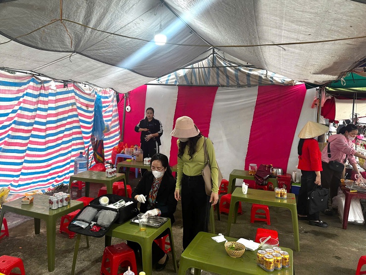 Kiểm tra an toàn thực phẩm tại Lễ hội Xuân đền Quán Thánh thôn Bộ Đầu xã Phú Xuyên năm 2026- Ảnh 1.