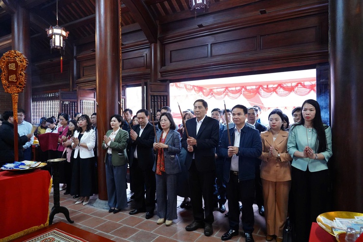 Lãnh đạo xã Thường Tín dâng hương tại 2 khu di tích lịch sử, văn hoá- Ảnh 1.