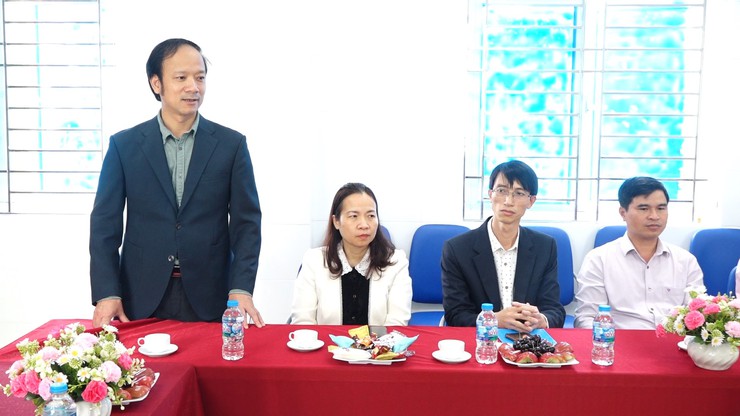 Xã Vật Lại tặng hoa chúc mừng đội ngũ cán bộ, y bác sĩ đang công tác tại Trạm Y tế xã và Bệnh viện Đa khoa Ba Vì dịp kỷ niệm 71 năm Ngày Thầy thuốc Việt Nam 27/2- Ảnh 1.