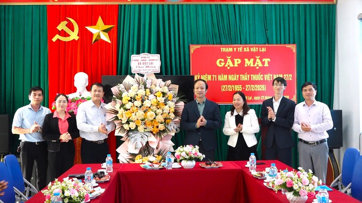 Xã Vật Lại tặng hoa chúc mừng đội ngũ cán bộ, y bác sĩ đang công tác tại Trạm Y tế xã và Bệnh viện Đa khoa Ba Vì dịp kỷ niệm 71 năm Ngày Thầy thuốc Việt Nam 27/2- Ảnh 3.