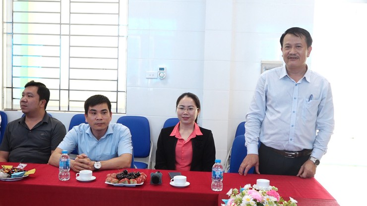 Xã Vật Lại tặng hoa chúc mừng đội ngũ cán bộ, y bác sĩ đang công tác tại Trạm Y tế xã và Bệnh viện Đa khoa Ba Vì dịp kỷ niệm 71 năm Ngày Thầy thuốc Việt Nam 27/2- Ảnh 5.