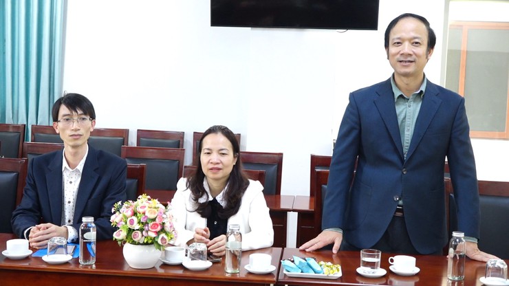 Xã Vật Lại tặng hoa chúc mừng đội ngũ cán bộ, y bác sĩ đang công tác tại Trạm Y tế xã và Bệnh viện Đa khoa Ba Vì dịp kỷ niệm 71 năm Ngày Thầy thuốc Việt Nam 27/2- Ảnh 2.