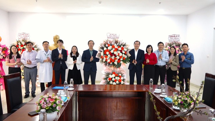 Xã Vật Lại tặng hoa chúc mừng đội ngũ cán bộ, y bác sĩ đang công tác tại Trạm Y tế xã và Bệnh viện Đa khoa Ba Vì dịp kỷ niệm 71 năm Ngày Thầy thuốc Việt Nam 27/2- Ảnh 4.