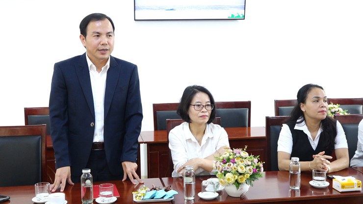 Xã Vật Lại tặng hoa chúc mừng đội ngũ cán bộ, y bác sĩ đang công tác tại Trạm Y tế xã và Bệnh viện Đa khoa Ba Vì dịp kỷ niệm 71 năm Ngày Thầy thuốc Việt Nam 27/2- Ảnh 6.