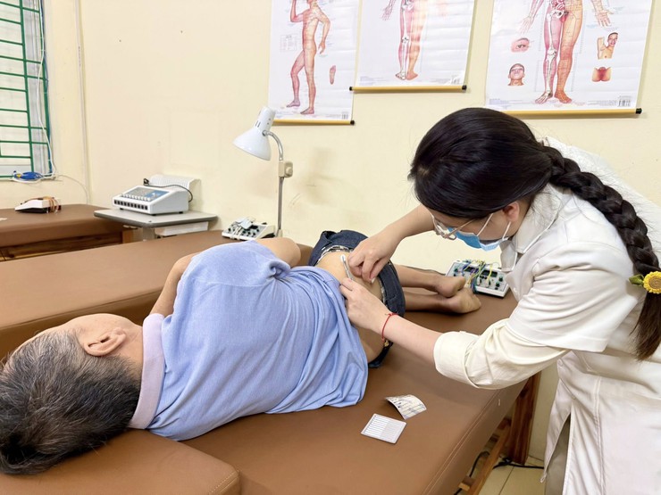 Tây Phương triển khai điều trị y học cổ truyền, miễn phí cho người từ 60 tuổi trở lên- Ảnh 1.