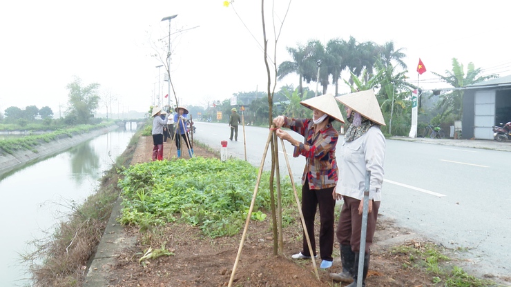 ỦY BAN MTTQ VIỆT NAM XÃ ỨNG HÒA RA QUÂN HƯỞNG ỨNG “TẾT TRỒNG CÂY ĐỜI ĐỜI NHỚ ƠN BÁC HỒ”.- Ảnh 5.