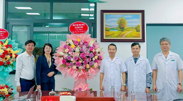 Lãnh đạo xã Nam Phù chúc mừng Bệnh viện Đa khoa Nông nghiệp nhân Ngày Thầy thuốc Việt Nam- Ảnh 1.