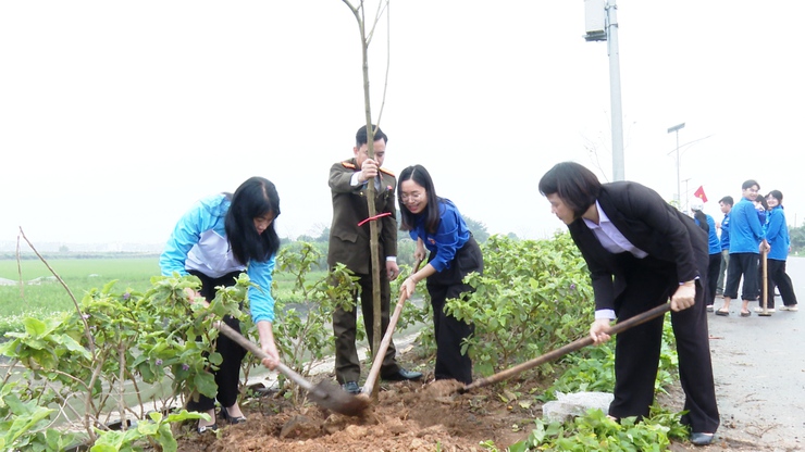 ỦY BAN MTTQ VIỆT NAM XÃ ỨNG HÒA RA QUÂN HƯỞNG ỨNG “TẾT TRỒNG CÂY ĐỜI ĐỜI NHỚ ƠN BÁC HỒ”.- Ảnh 2.