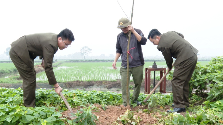 ỦY BAN MTTQ VIỆT NAM XÃ ỨNG HÒA RA QUÂN HƯỞNG ỨNG “TẾT TRỒNG CÂY ĐỜI ĐỜI NHỚ ƠN BÁC HỒ”.- Ảnh 3.