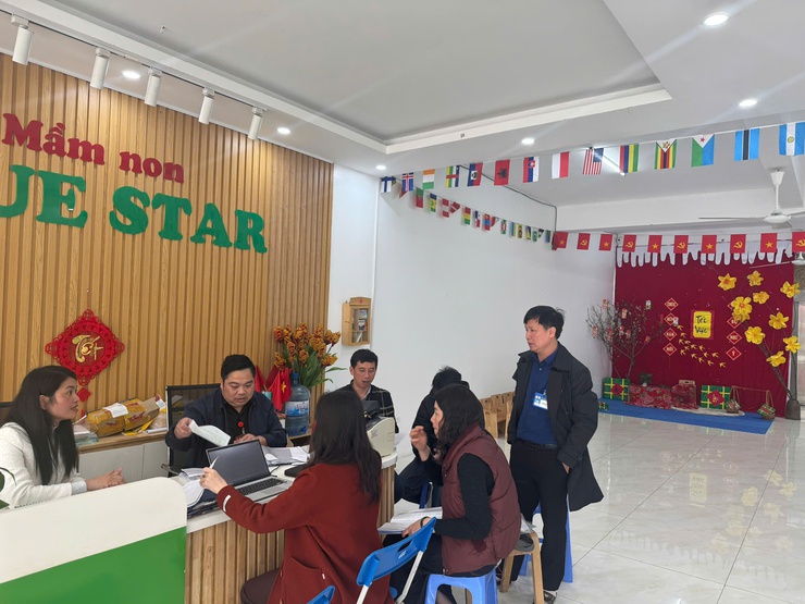 Tăng cường công tác kiểm tra, bảo đảm An toàn thực phẩm dịp Tết Nguyên đán Bính Ngọ và Lễ hội Xuân 2026  trên địa bàn phường
- Ảnh 1.