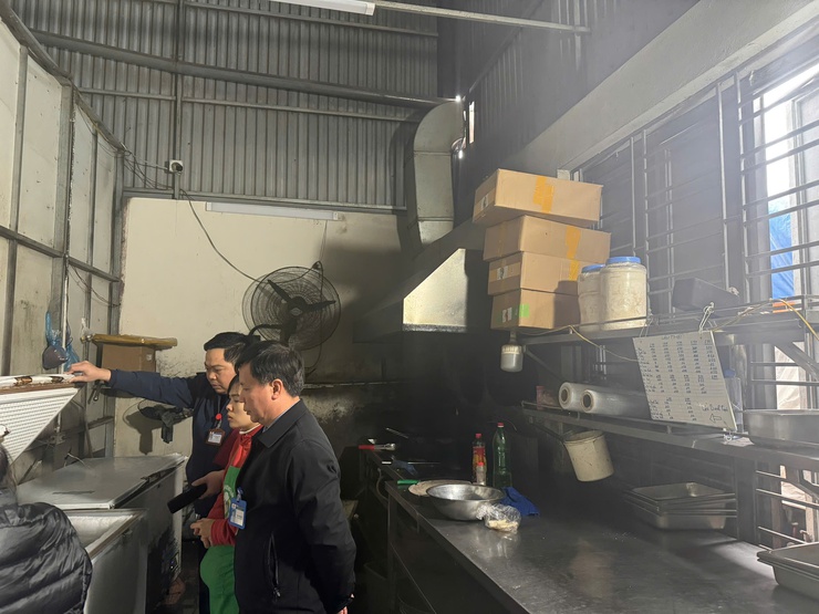 Tăng cường công tác kiểm tra, bảo đảm An toàn thực phẩm dịp Tết Nguyên đán Bính Ngọ và Lễ hội Xuân 2026  trên địa bàn phường
- Ảnh 2.