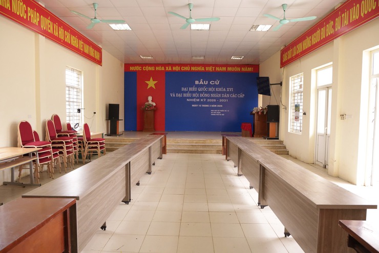 Trung tâm Dịch vụ Tổng hợp xã Yên Xuân triển khai nhiều hoạt động trang trí, tuyên truyền cổ động trực quan, tạo nên diện mạo khang trang, rực rỡ và đầy khí thế chào mừng ngày bầu cử- Ảnh 4.