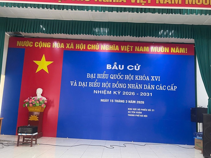 Trung tâm Dịch vụ Tổng hợp xã Yên Xuân triển khai nhiều hoạt động trang trí, tuyên truyền cổ động trực quan, tạo nên diện mạo khang trang, rực rỡ và đầy khí thế chào mừng ngày bầu cử- Ảnh 5.