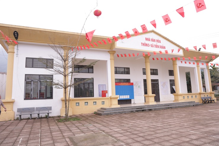 Trung tâm Dịch vụ Tổng hợp xã Yên Xuân triển khai nhiều hoạt động trang trí, tuyên truyền cổ động trực quan, tạo nên diện mạo khang trang, rực rỡ và đầy khí thế chào mừng ngày bầu cử- Ảnh 2.