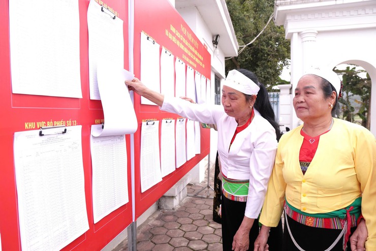 Trung tâm Dịch vụ Tổng hợp xã Yên Xuân triển khai nhiều hoạt động trang trí, tuyên truyền cổ động trực quan, tạo nên diện mạo khang trang, rực rỡ và đầy khí thế chào mừng ngày bầu cử- Ảnh 6.