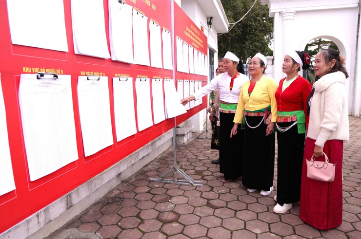 Trung tâm Dịch vụ Tổng hợp xã Yên Xuân triển khai nhiều hoạt động trang trí, tuyên truyền cổ động trực quan, tạo nên diện mạo khang trang, rực rỡ và đầy khí thế chào mừng ngày bầu cử- Ảnh 3.