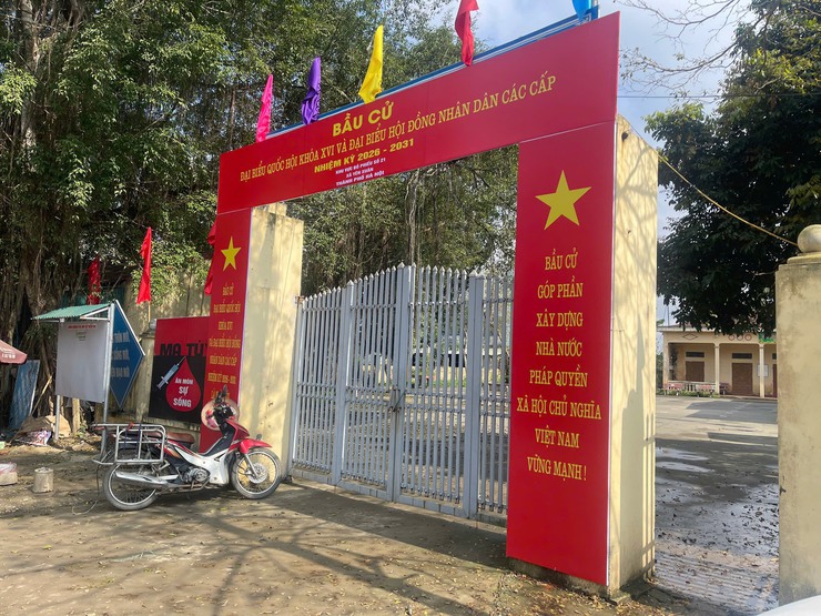 Trung tâm Dịch vụ Tổng hợp xã Yên Xuân triển khai nhiều hoạt động trang trí, tuyên truyền cổ động trực quan, tạo nên diện mạo khang trang, rực rỡ và đầy khí thế chào mừng ngày bầu cử- Ảnh 1.