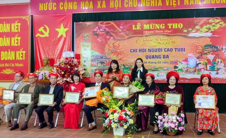 Lãnh đạo Thành phố và Phường Tây Hồ dự Lễ mừng thọ, chúc thọ người cao tuổi- Ảnh 9.