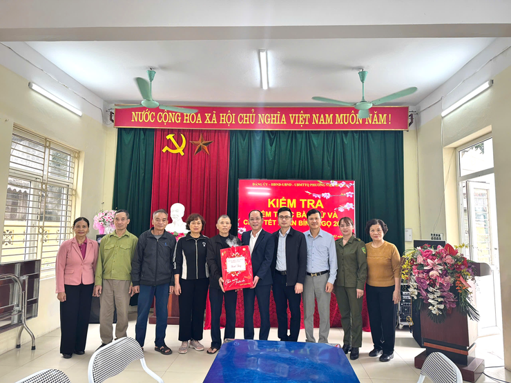 Lãnh đạo phường Việt Hưng thăm, kiểm tra, chúc tết tại 34 khu vực bỏ phiếu- Ảnh 9.