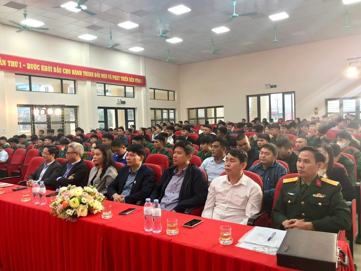 Nội Bài: Trao 51 sổ tiết kiệm tặng tân binh trước khi nhập ngũ- Ảnh 2.