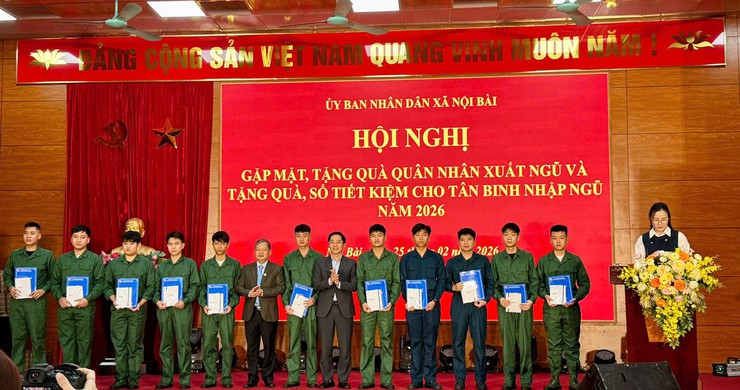 Nội Bài: Trao 51 sổ tiết kiệm tặng tân binh trước khi nhập ngũ- Ảnh 8.