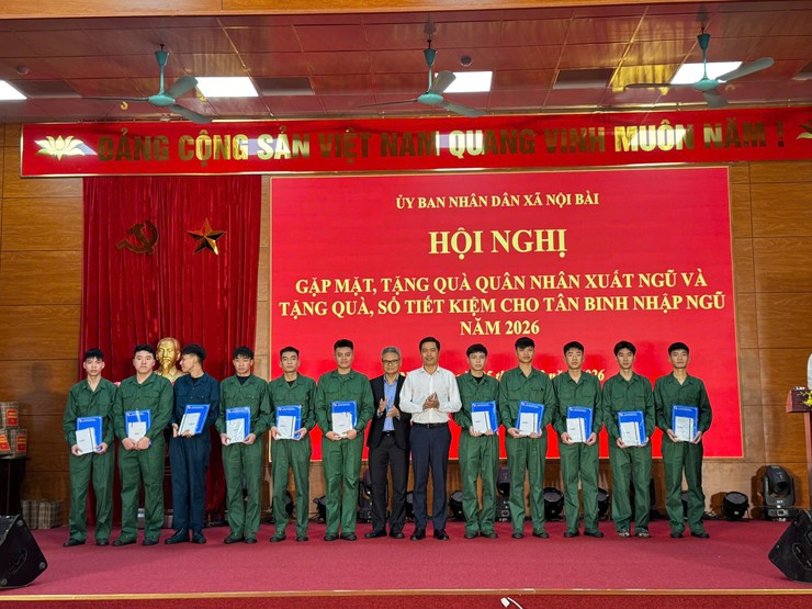 Nội Bài: Trao 51 sổ tiết kiệm tặng tân binh trước khi nhập ngũ- Ảnh 9.