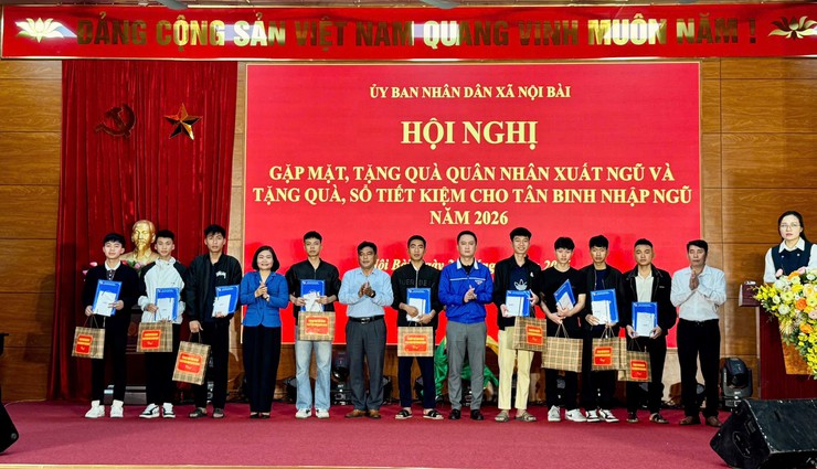 Nội Bài: Trao 51 sổ tiết kiệm tặng tân binh trước khi nhập ngũ- Ảnh 12.