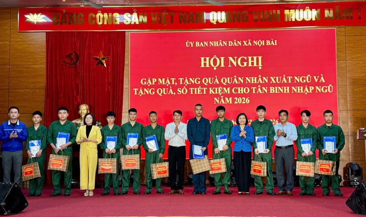 Nội Bài: Trao 51 sổ tiết kiệm tặng tân binh trước khi nhập ngũ- Ảnh 14.