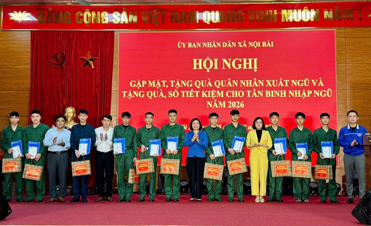 Nội Bài: Trao 51 sổ tiết kiệm tặng tân binh trước khi nhập ngũ- Ảnh 15.