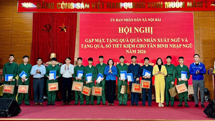 Nội Bài: Trao 51 sổ tiết kiệm tặng tân binh trước khi nhập ngũ- Ảnh 16.