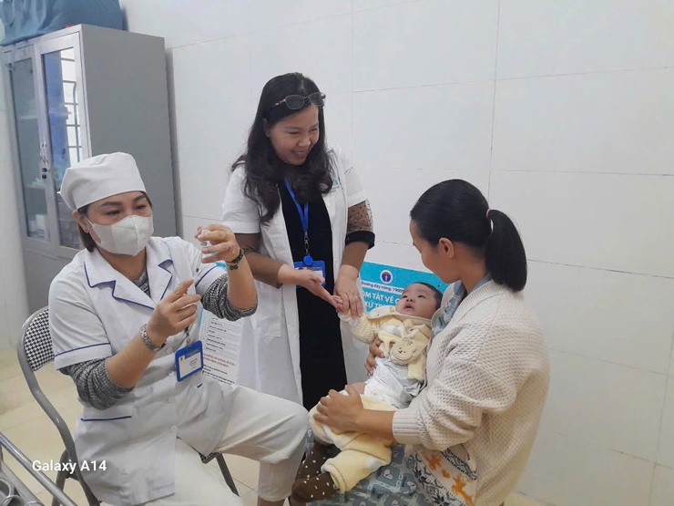 Những đóng góp của đội ngũ cán bộ, nhân viên Trạm Y tế xã Quảng Bị trong sự nghiệp chăm sóc và bảo vệ sức khỏe Nhân dân- Ảnh 1.