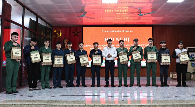 XÃ HÒA XÁ GẶP MẶT, TẶNG QUÀ ĐỘNG VIÊN QUÂN NHÂN XUẤT NGŨ, THANH NIÊN LÊN ĐƯỜNG NHẬP NGŨ NĂM 2026- Ảnh 5.