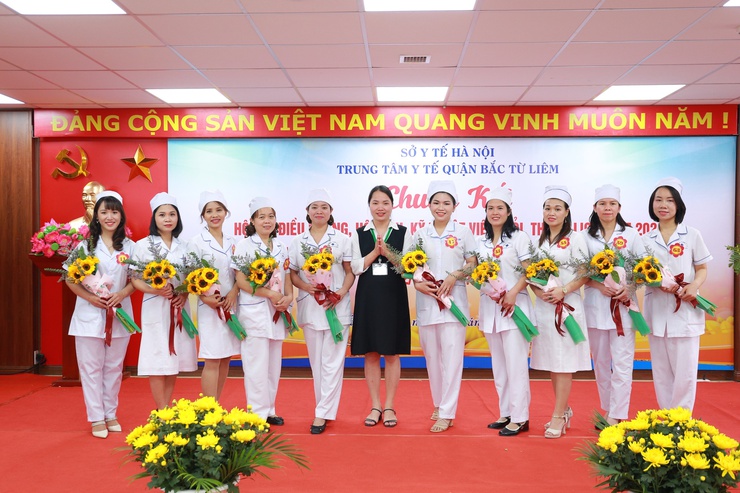 Nữ bác sĩ trẻ - 12 năm tâm huyết với sự nghiệp chăm sóc, bảo vệ sức khỏe Nhân dân- Ảnh 2.