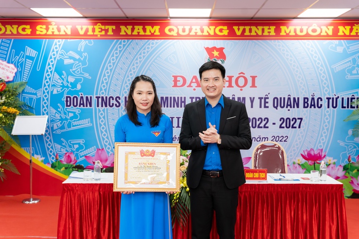 Nữ bác sĩ trẻ - 12 năm tâm huyết với sự nghiệp chăm sóc, bảo vệ sức khỏe Nhân dân- Ảnh 4.