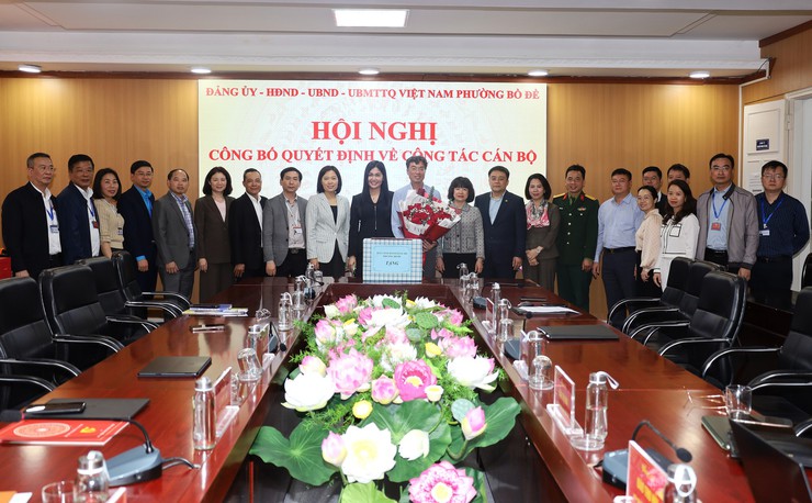 Đảng ủy phường Bồ Đề tổ chức hội nghị công bố quyết định về công tác cán bộ và chia tay Ủy viên Ban Chấp hành chuyển công tác.- Ảnh 5.