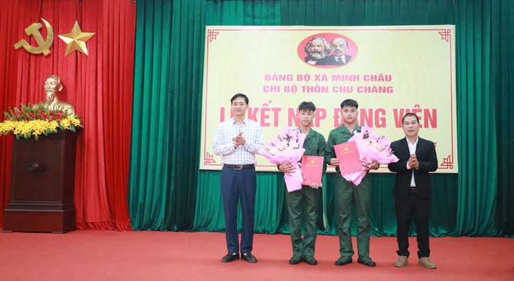 Kết nạp Đảng 02 thanh niên ưu tú xã Minh Châu trước ngày nhập ngũ.- Ảnh 3.